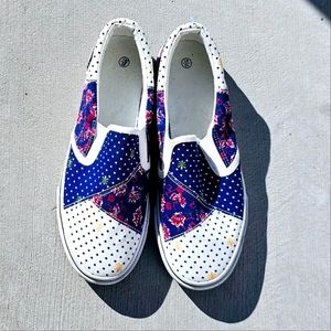 Adokoo slip on canvas blue white floral polka dots fleur-de-lis women's size 10